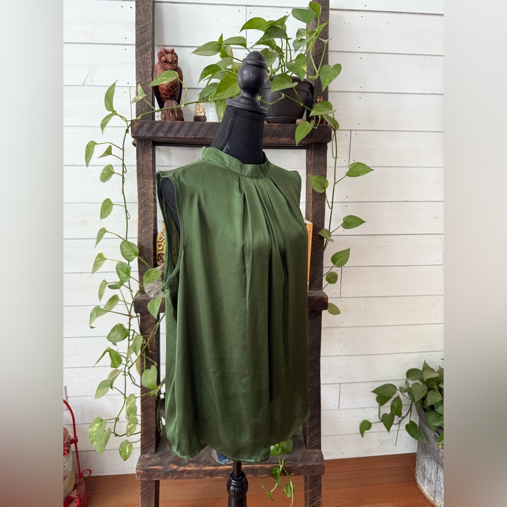 Elementz Lush Olive Green Pleated Blouse with Keyhole Backing - Picture 4 of 16